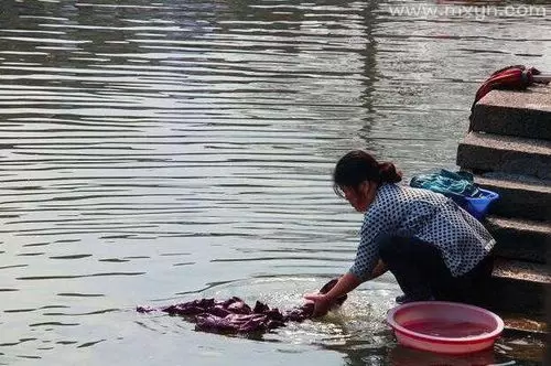 做梦在大河里洗衣服了 做梦在河边自己洗衣服插图