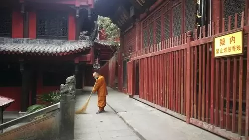 做梦在寺庙扫地 去寺庙扫地叫什么插图