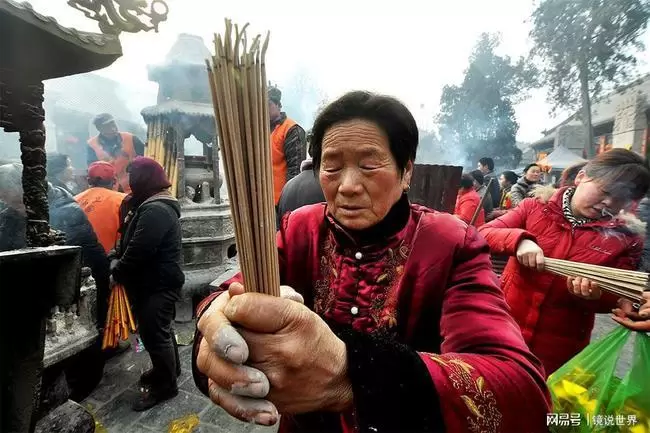 做梦去给三家奶奶上香 做梦梦到兄弟给父母上香插图