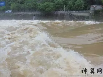 女人梦到涨大水预示着什么,梦见大水滚滚而来但是没淹到插图