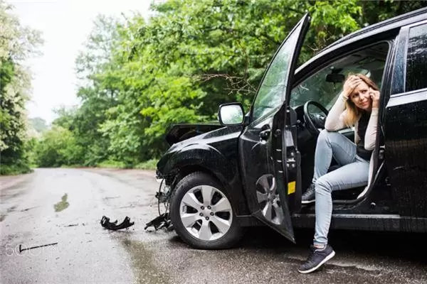 做梦梦见朋友开车撞车 梦见开车被撞了是什么意思插图