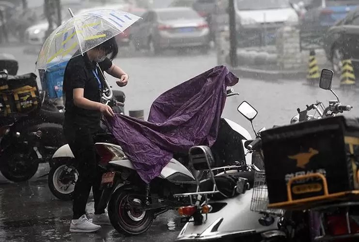 做梦梦见在雨中骑电车 做梦梦见自己在雨中骑摩托车插图