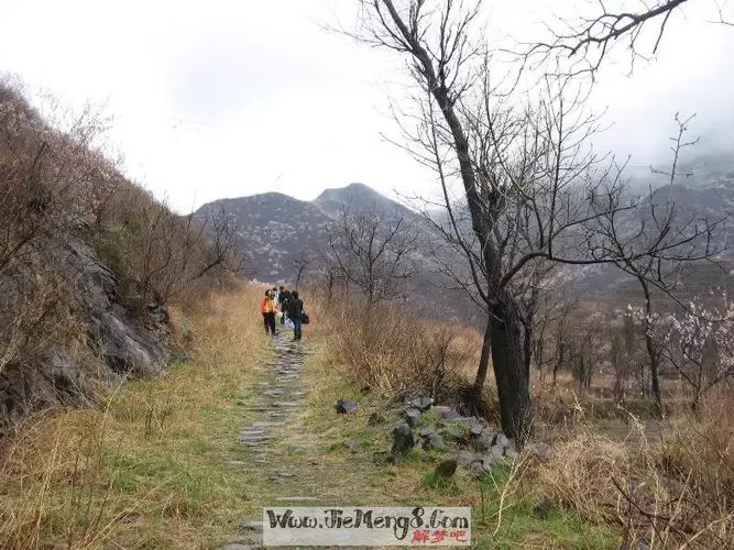 做梦下山过关什么意思 做梦上山爬隧道什么意思插图