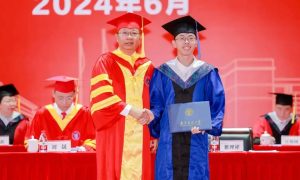 毕业典礼上，大学校长送出“四味中药”缩略图