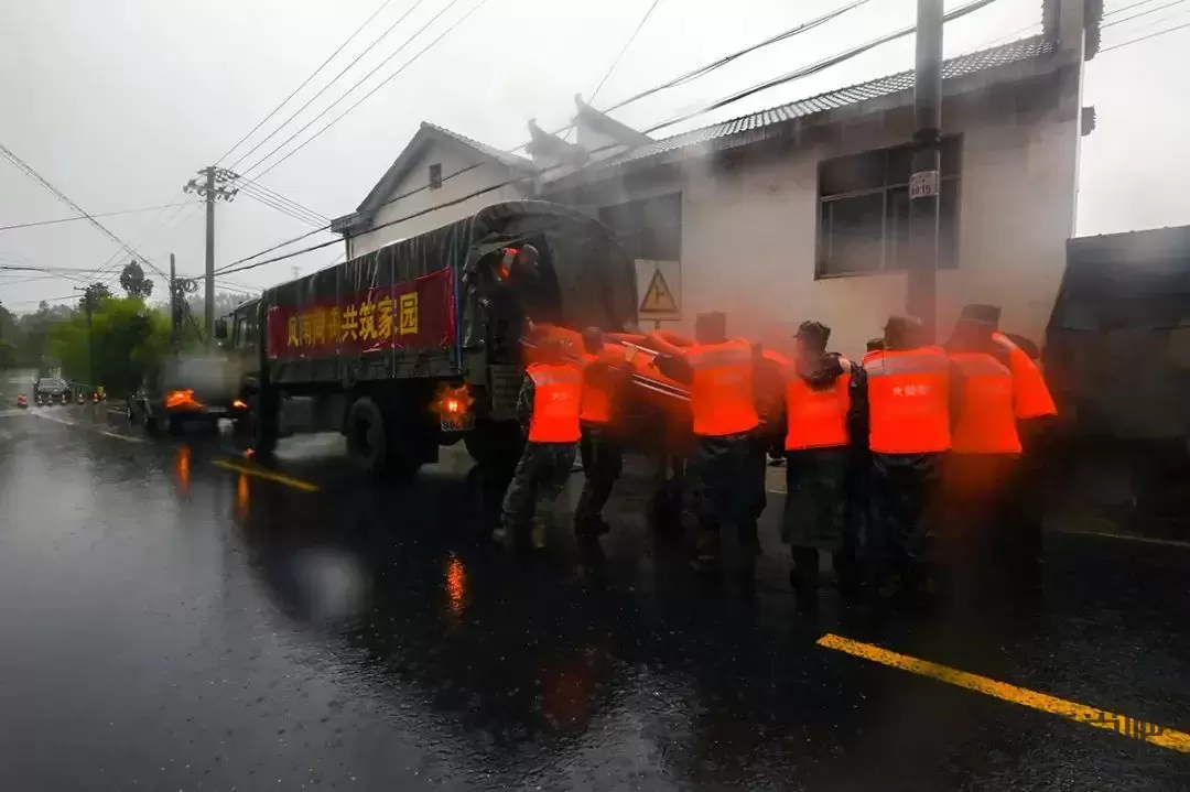 滔滔洪水中，人民子弟兵来了！插图1