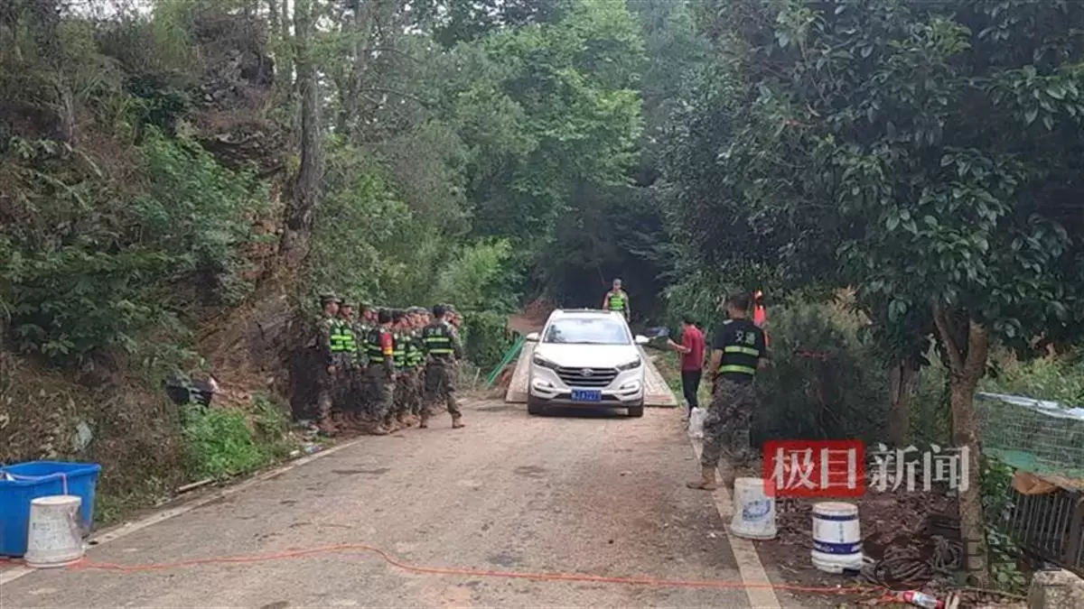 挺进歙县“孤岛”小溪村，武警官兵架设25米长应急桥梁，退伍老兵志愿者入户开始消杀插图1