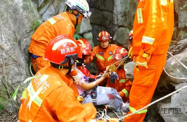 70岁大爷骑摩托带爱妻走盘山路，妻子意外坠坡受伤插图3