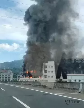 福建南安一家鞋服企业失火 当地回应：扑灭后又复燃插图