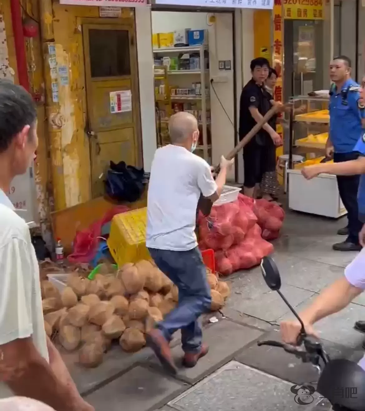 广州一商贩用铁锹击打城管，属地派出所已介入插图