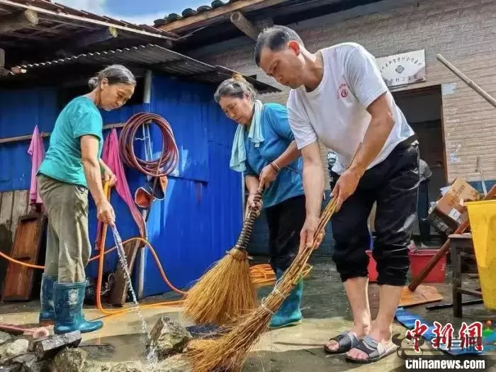 山洪来袭 湖南靖州一村支书40余分钟背出7位老人插图2