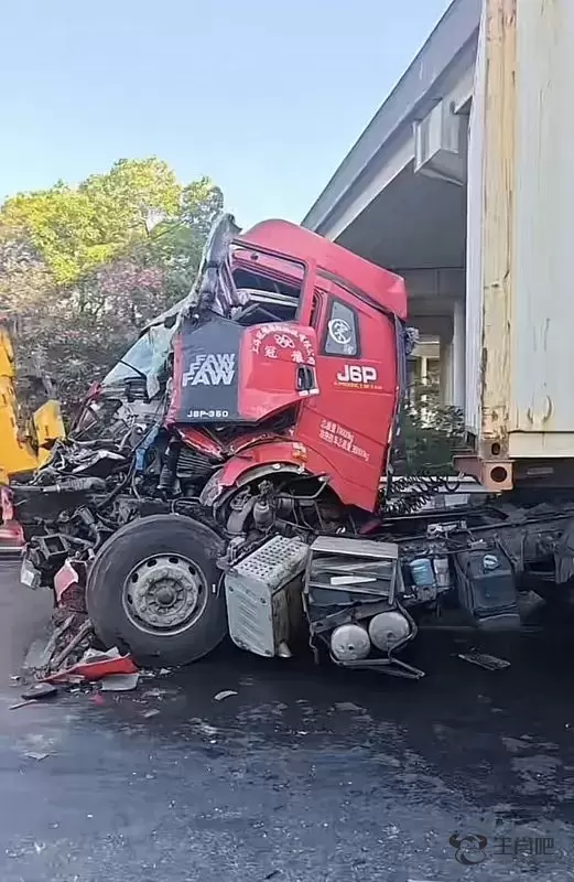 事发上海！两辆集卡追尾，驾驶室严重变形，被困驾驶员获救送医插图1