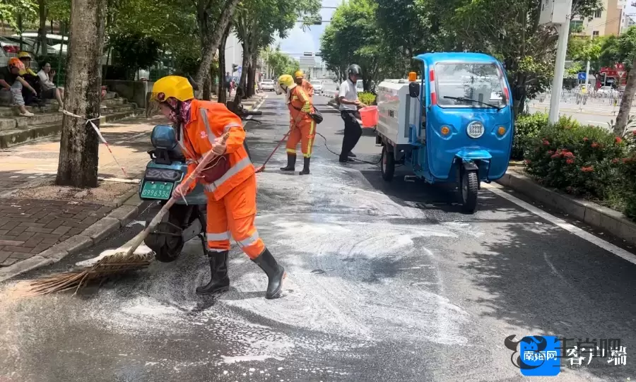 海口一骑行道地沟油溢出，致多人摔伤插图