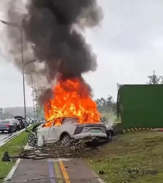 成都一辆高合汽车高速行驶出车祸起火，路过市民砸窗救援！客服回应插图1