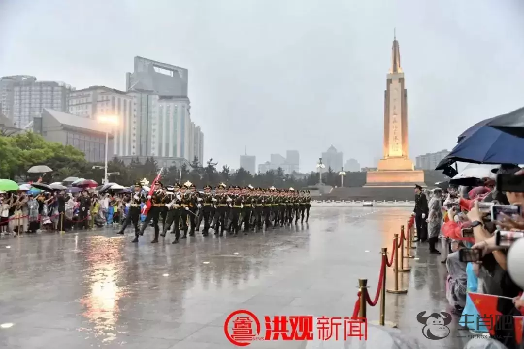 大雨中的南昌八一广场，这一幕幕震撼人心！插图