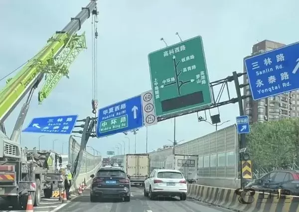 上海一集卡撞上隔音墙，龙门架变形严重“眼看要倒下”！警方通报插图3