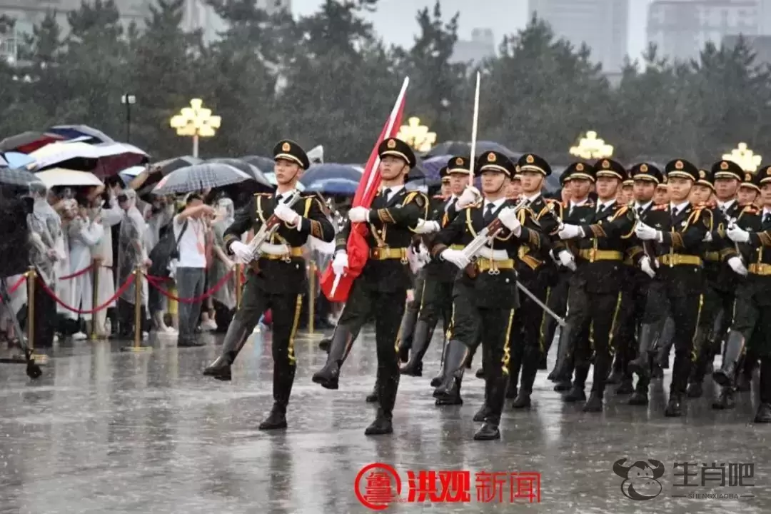 大雨中的南昌八一广场，这一幕幕震撼人心！插图2