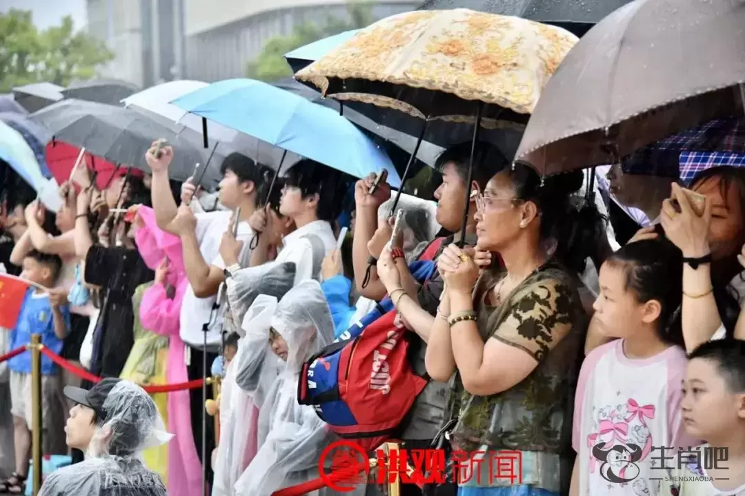 大雨中的南昌八一广场，这一幕幕震撼人心！插图3