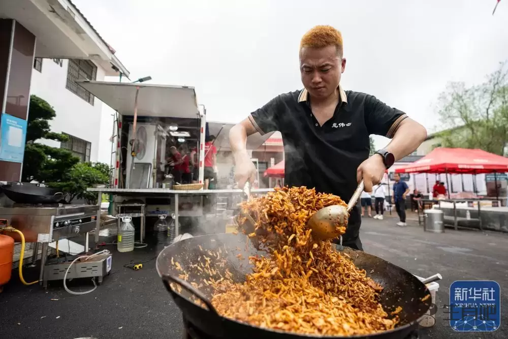 聚焦防汛抗洪｜日供盒饭2000份 爱心餐助力防汛抗洪插图