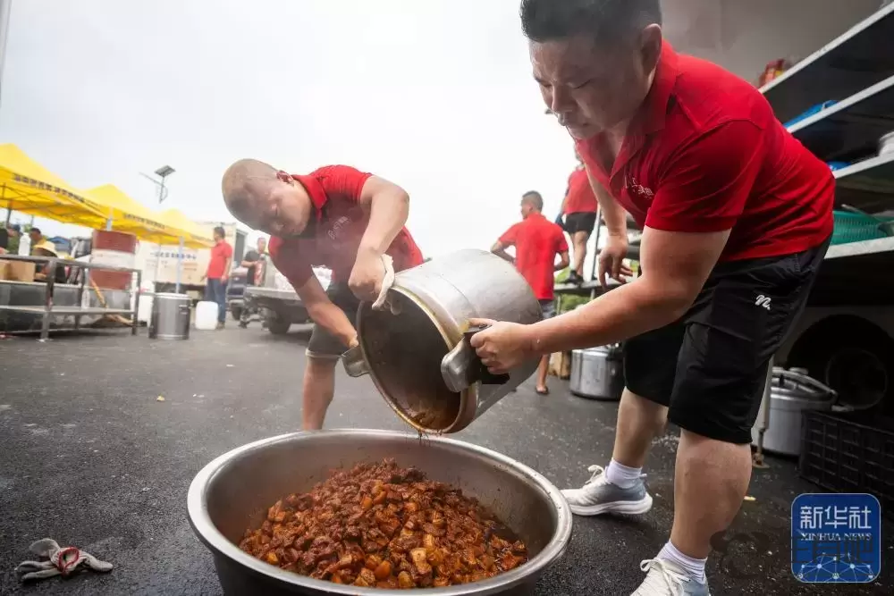 聚焦防汛抗洪｜日供盒饭2000份 爱心餐助力防汛抗洪插图1