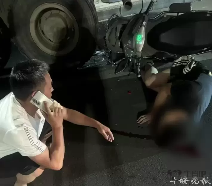 小伙深夜突发车祸，十堰水果店主刚好遇到……网友：让他家货架都空了吧插图