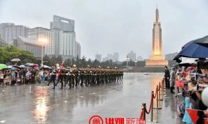 大雨中的南昌八一广场，这一幕幕震撼人心！缩略图