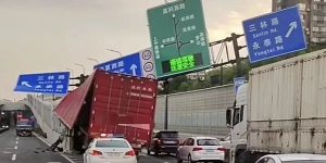 上海一集卡撞上隔音墙，龙门架变形严重“眼看要倒下”！警方通报缩略图