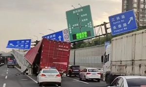 上海一集卡撞上隔音墙，龙门架变形严重“眼看要倒下”！警方通报缩略图