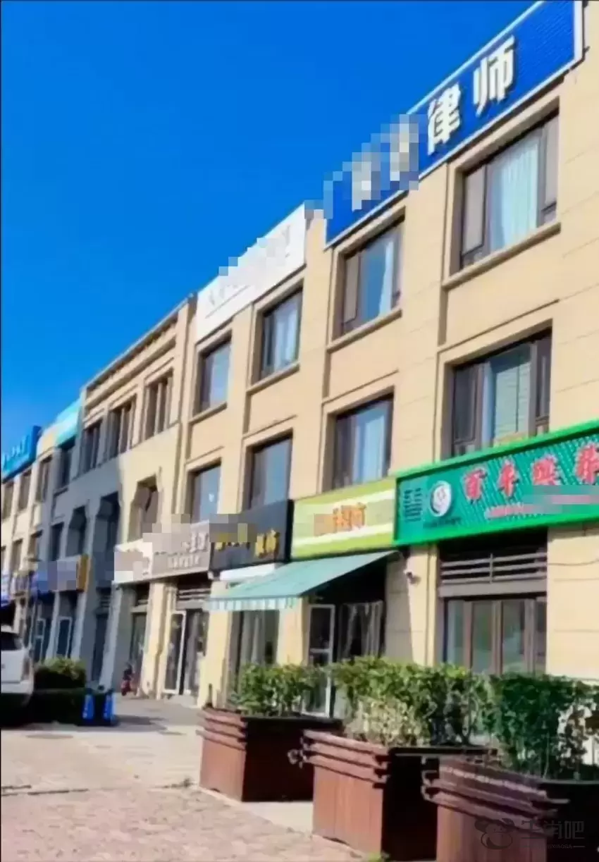 青岛一殡葬用品店设在小区门口引争议，业主认为破坏风水店主称合法合规，双方正协商插图1