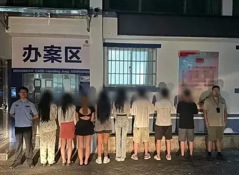 私人影院变“淫窝”，吸引顾客到店嫖娼，8名男女当场被抓插图