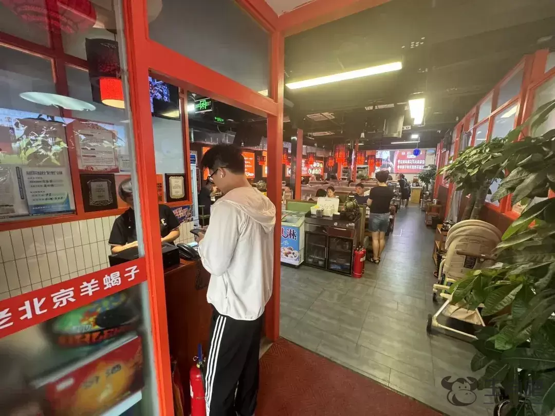 火锅店老板因救人牺牲后，他的店外排起长队……插图