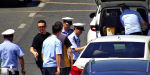 40℃高温！杭州临平公安一交警中队长街头紧急破窗！缩略图