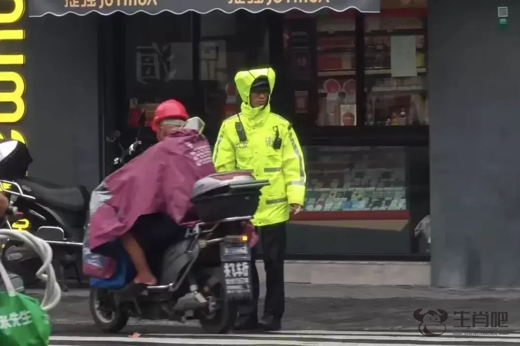 上海街头帮忙推车卸货的90后辅警：今年刚入职，还当过消防员插图