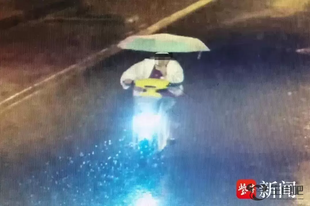 女子雨天撑伞骑行被卷入货车底部……雨天撑伞骑行究竟有哪些风险隐患？插图